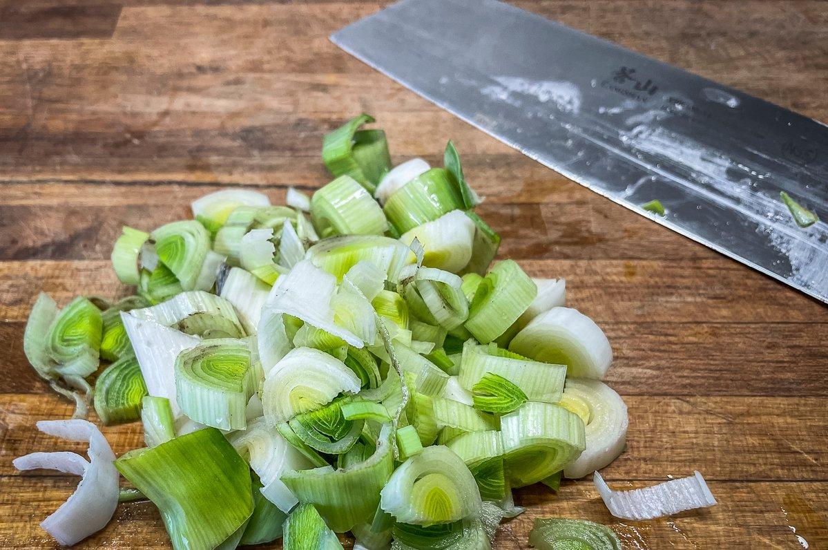 Slice and rinse the leek.