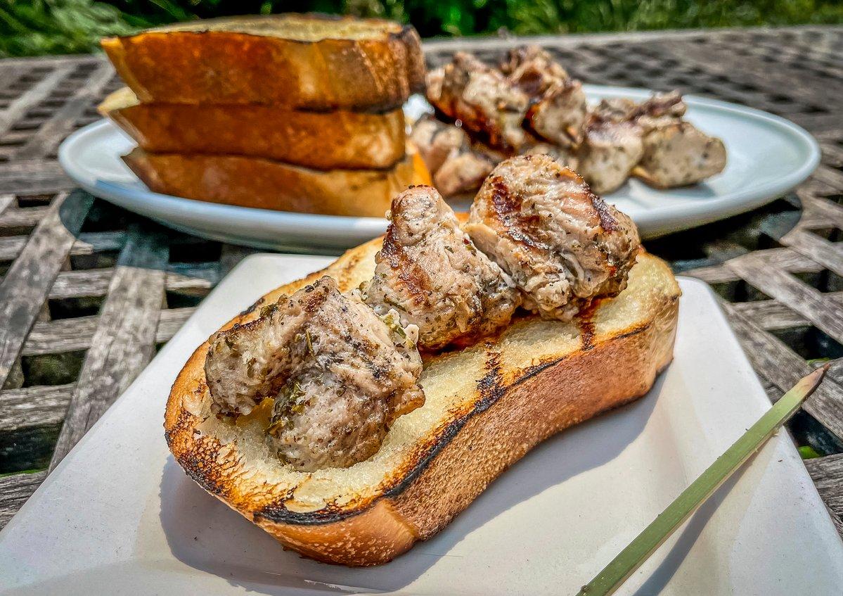 We like to serve the spiedies on buttery grilled garlic bread.