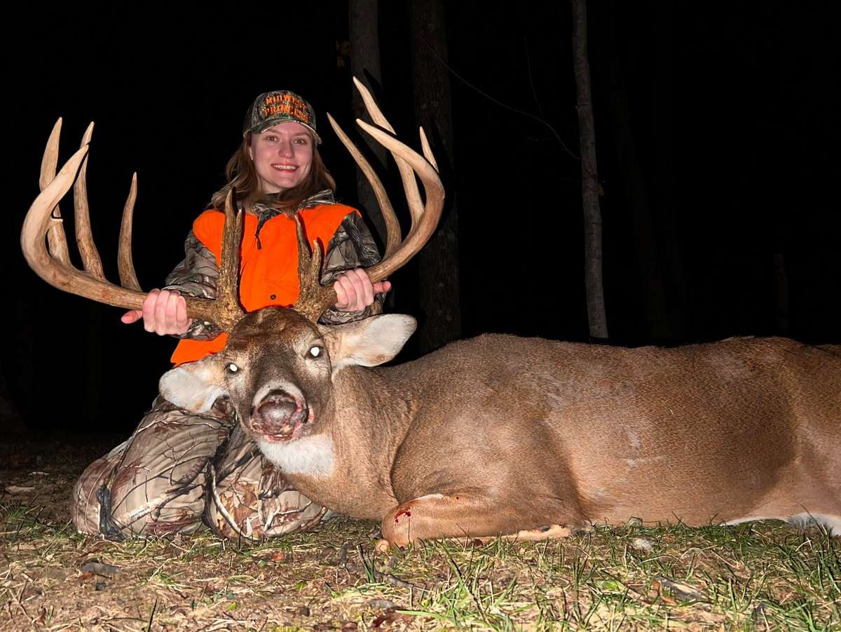 Ohio Hunter Shoots Giant Typical with Split Brow Tines - Realtree Camo