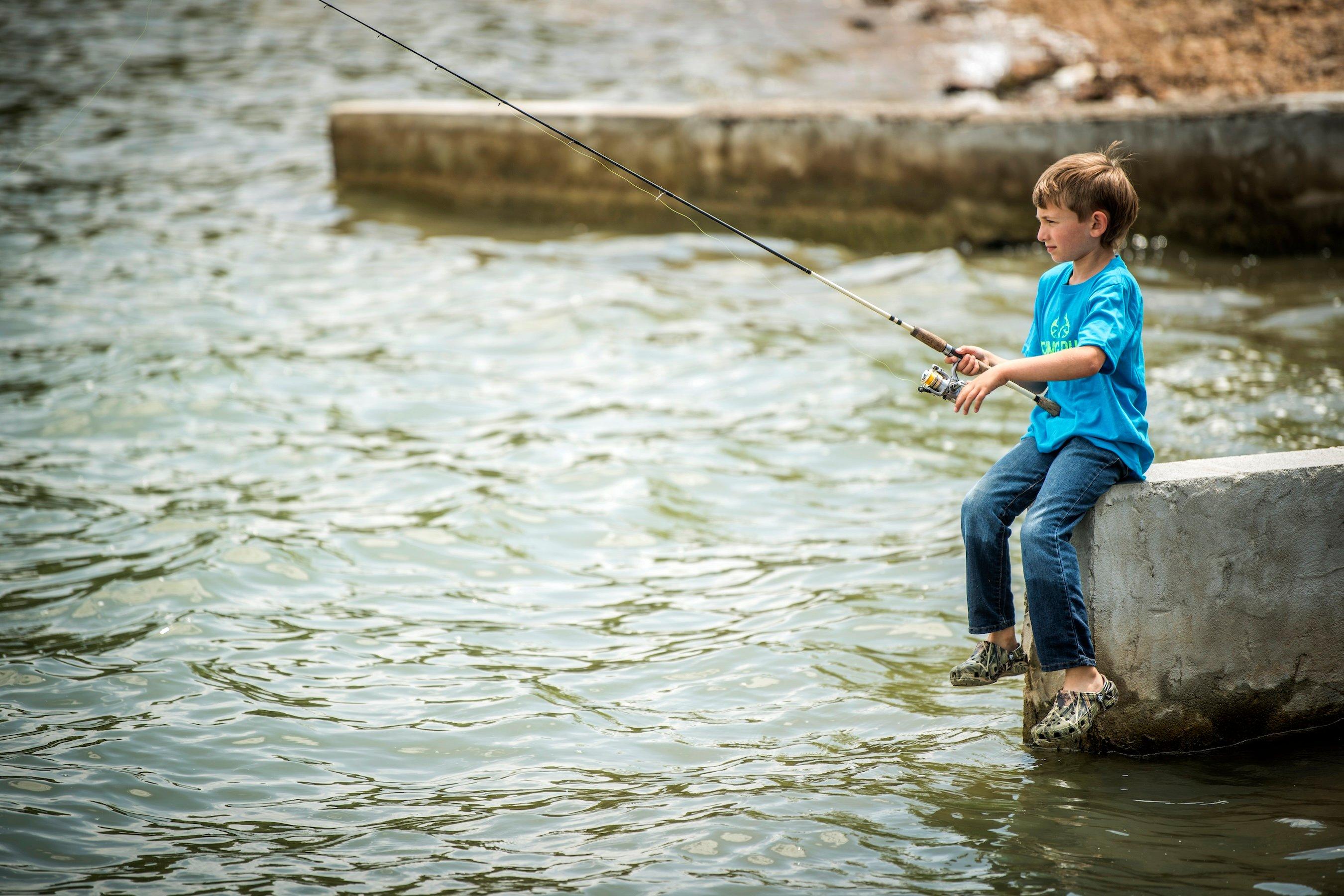 Image: kid_in_camo_crocs