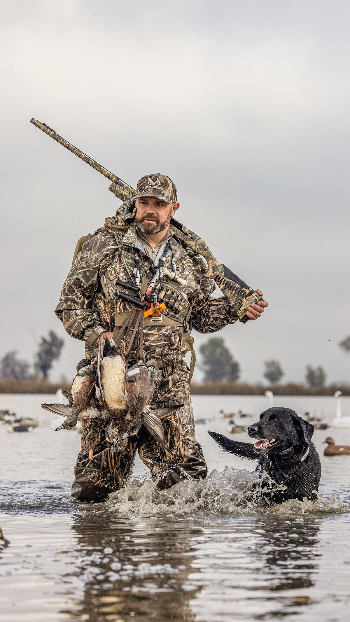 Realtree MAX-7 features photorealistic imagery of common elements found in open waterfowl habitat such as reeds, mud, cattails, milo, and corn.