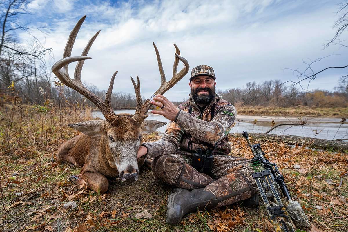 Mike Reed's Iowa buck scored 170 inches. Image by Midwest Whitetail Mike Reed's Iowa buck scored 170 inches. Image by Midwest Whitetail