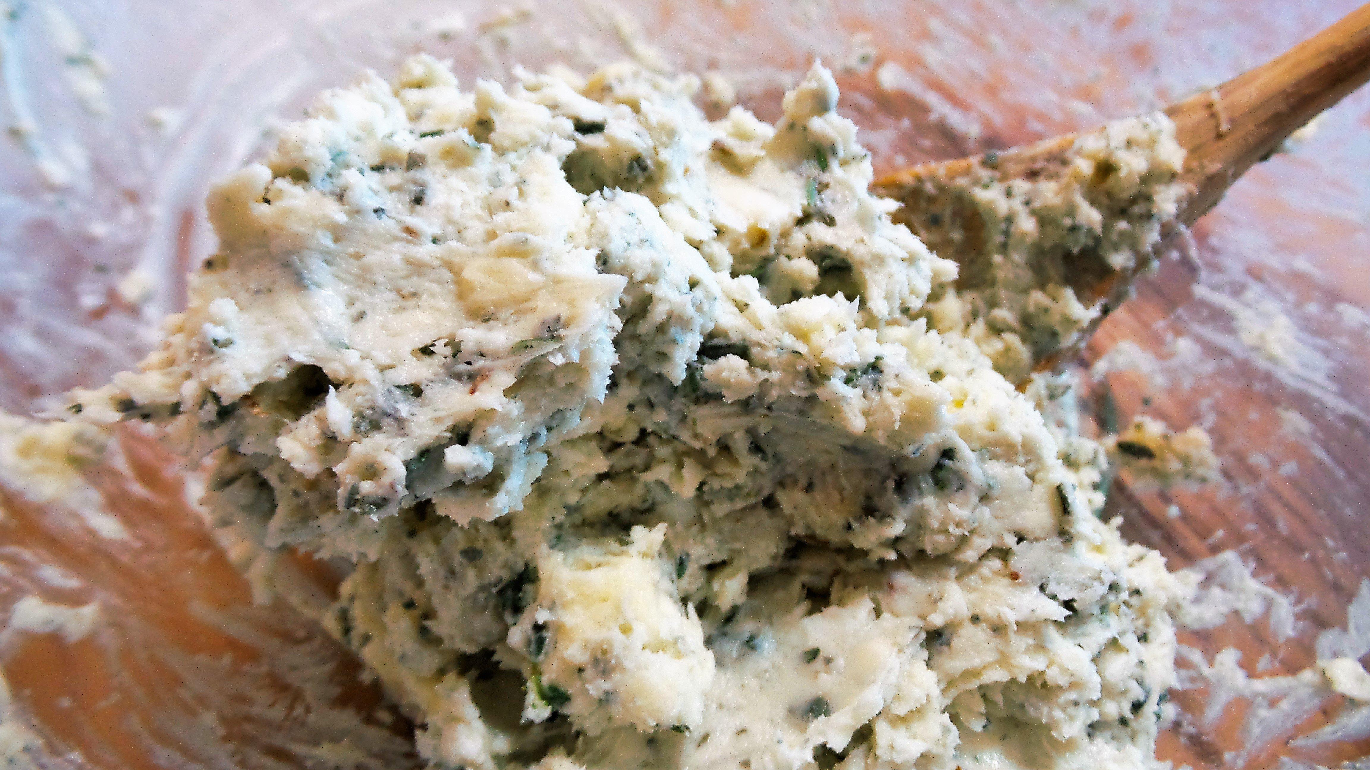 Mix the butter, cheese and thyme.