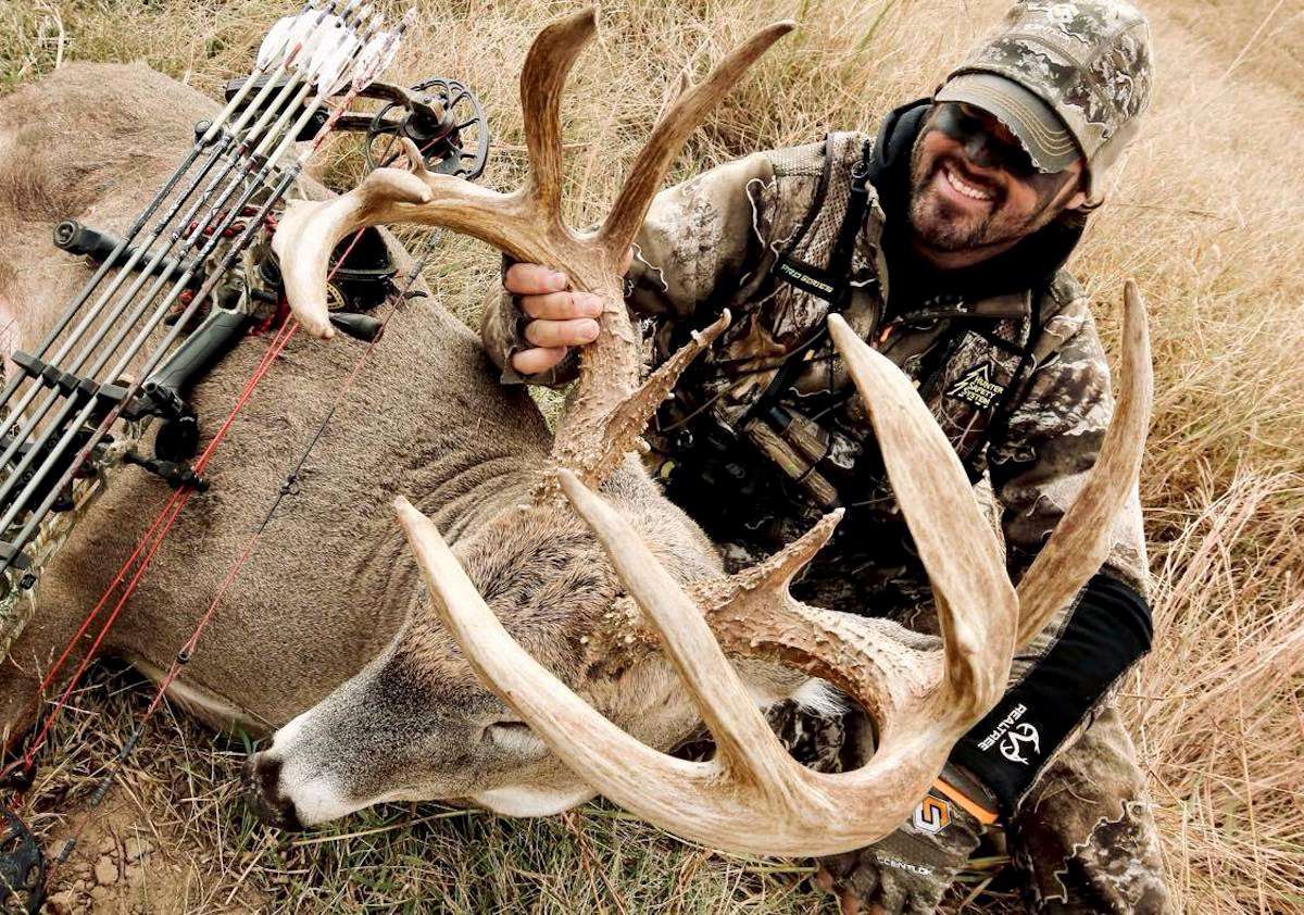 Nate Hosie's 2020 Kansas buck has it all. It sports impressive antler mass, beams, tine length, and more. (HeadHunters TV photo)