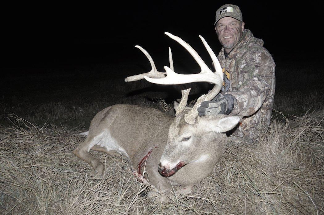 Chipper Jones poses with a very nice whitetail. (Major League Bowhunter photo)