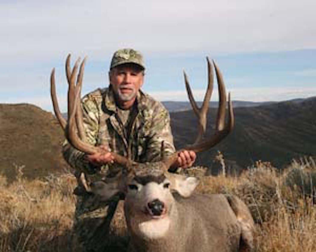 Arwyn Murphy poses with his giant mule deer. (Arwyn Murphy photo)