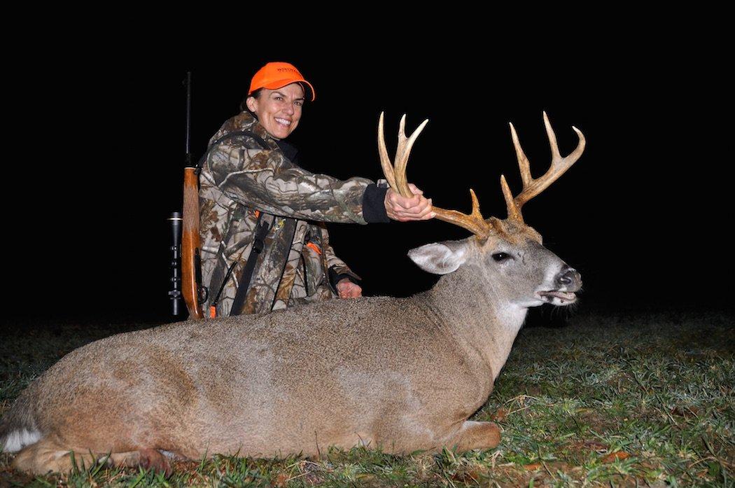 Tes Jolly with a big buck. (Photo courtesy of Tes Jolly)