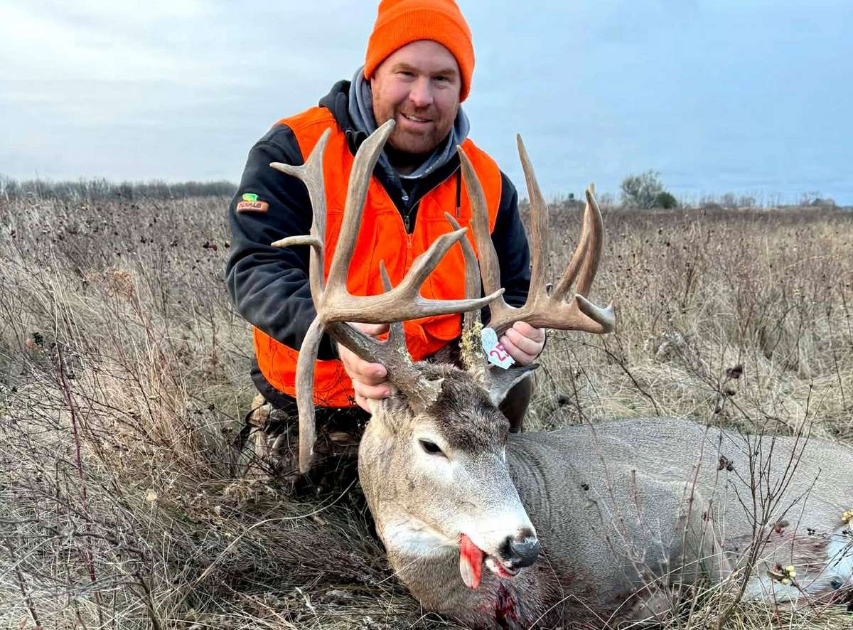 NoDak Hunter Bags Giant Drop-Tined Buck - Realtree Camo