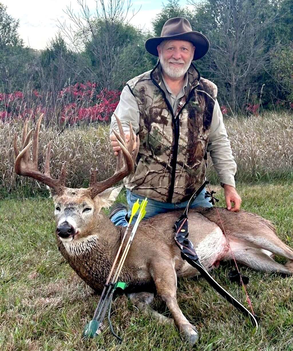 Nebraska Recurve Hunter Arrows Giant Buck at 6 Yards - Realtree Camo