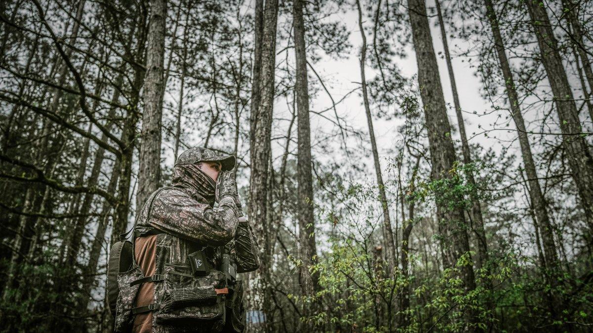 Realtree's Tyler Jordan yelps to make spring gobbler contact. (© Spring Thunder photo)