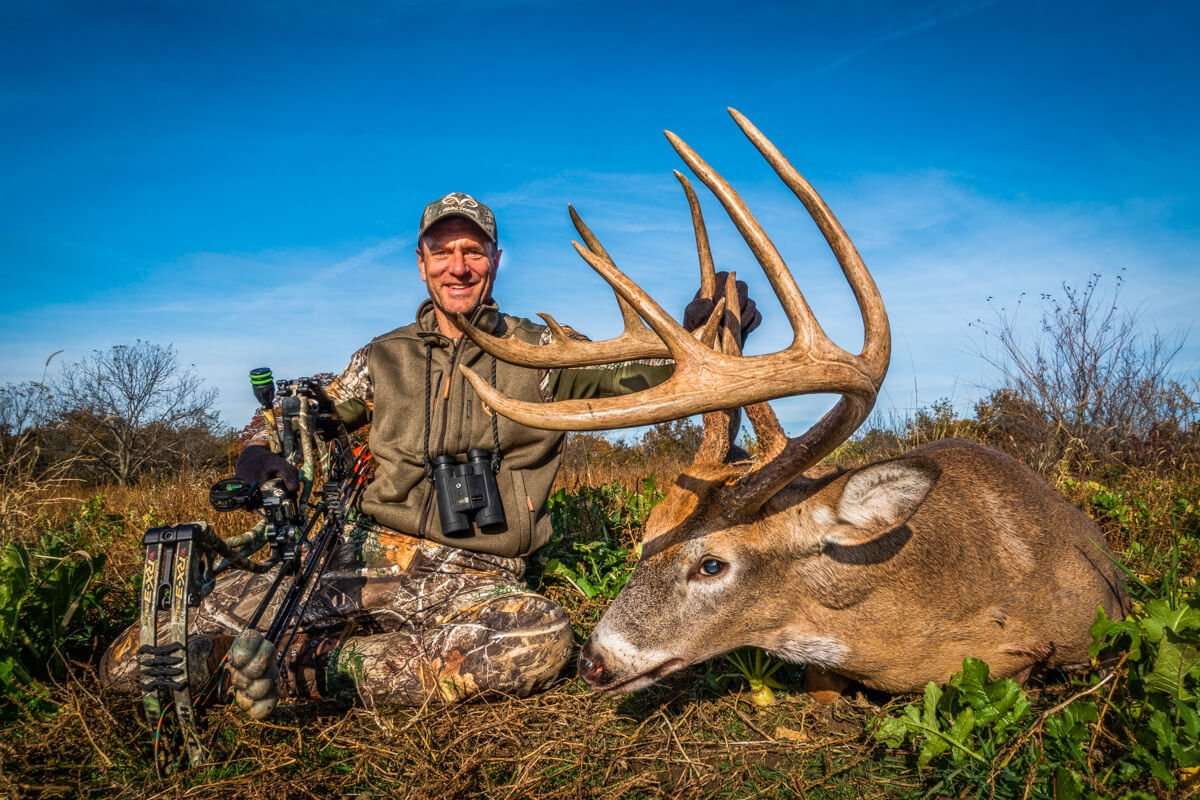 A surprise buck of a lifetime. (Midwest Whitetail photo) A surprise buck of a lifetime. (Midwest Whitetail photo)