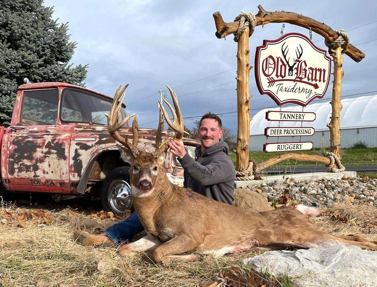 Zach Mixer poses with his 204 6/8-inch buck, taken in Lee County, Iowa. Image courtesy of Zach Mixer