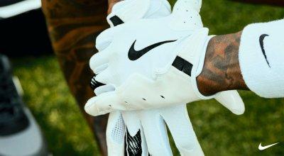 Choosing Football Gloves: Types & Fitting Guide