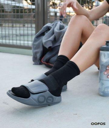 Women's OOFOS OOmega Ooahh Recovery Slide Flatform Sandals