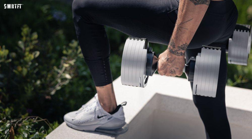 A person lifting with SMRTFT Nuobell adjustable dumbbells