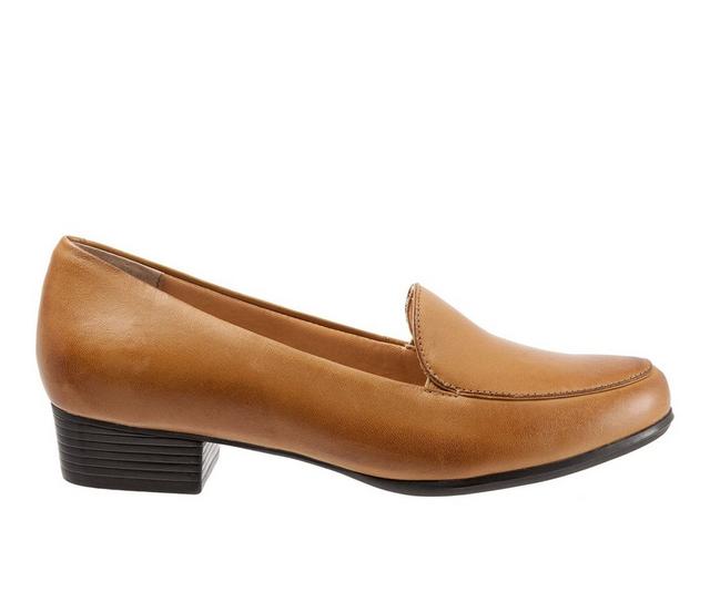 Women's Trotters Monarch Pumps in Tan color