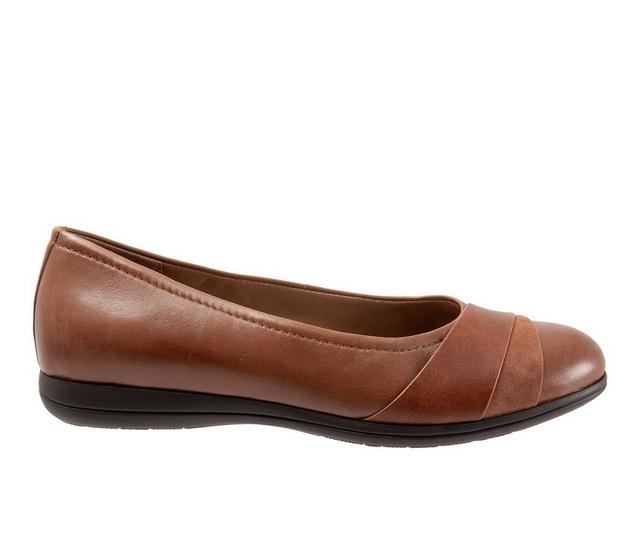 Women's Trotters Danni Flats in Saddle color