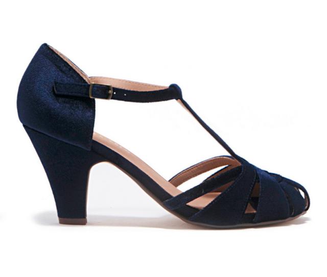 Women's Chelsea Crew Sergi Pumps in Navy color