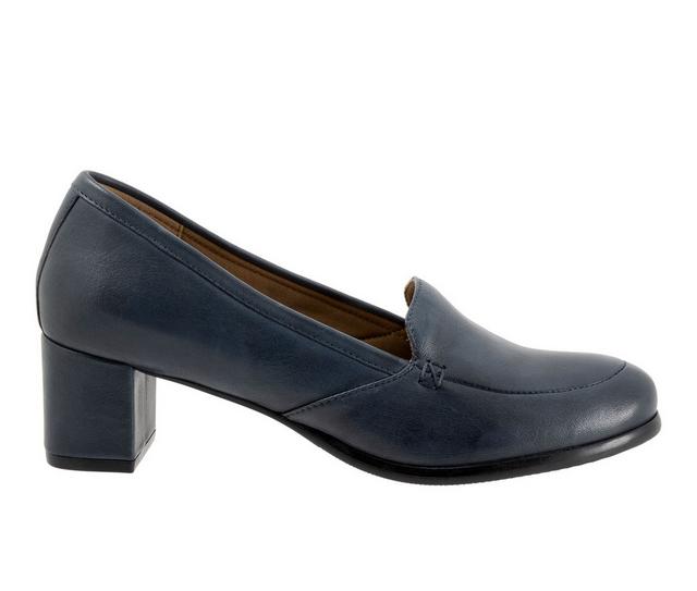 Women's Trotters Cassidy Pumps in Navy color