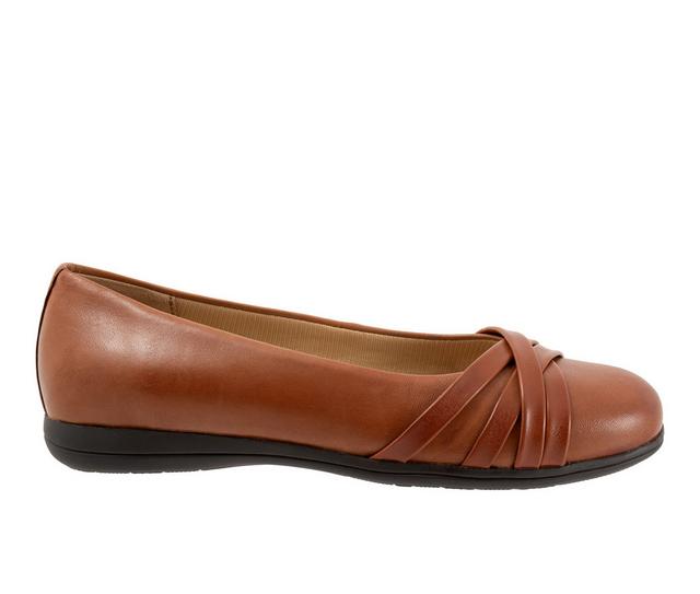 Women's Trotters Daphne Flats in Luggage color