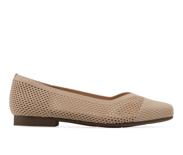 Women's Cliffs by White Mountain Beslee Flats in Natural color
