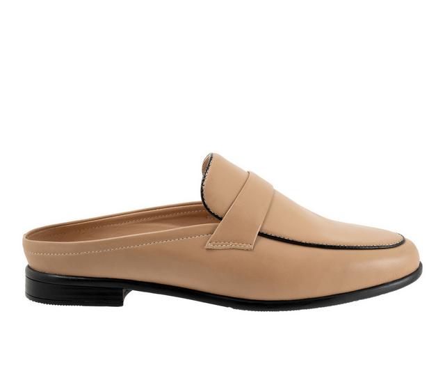 Women's Trotters Lola Flats in Beige color