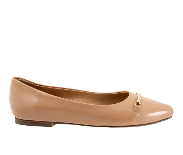 Women's Trotters Everly Flats in Beige Patent color