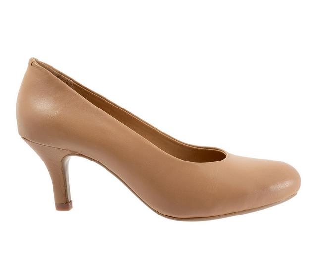Women's Trotters Lanay Pumps in Beige color