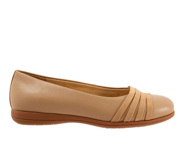 Women's Trotters Drew Flats in Beige color