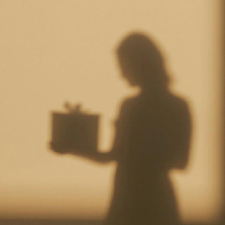 Day_23-Digital-Image-Girl_with_Gift
