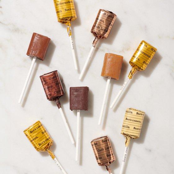 A variety of lollypop flavors are loosely scattered.