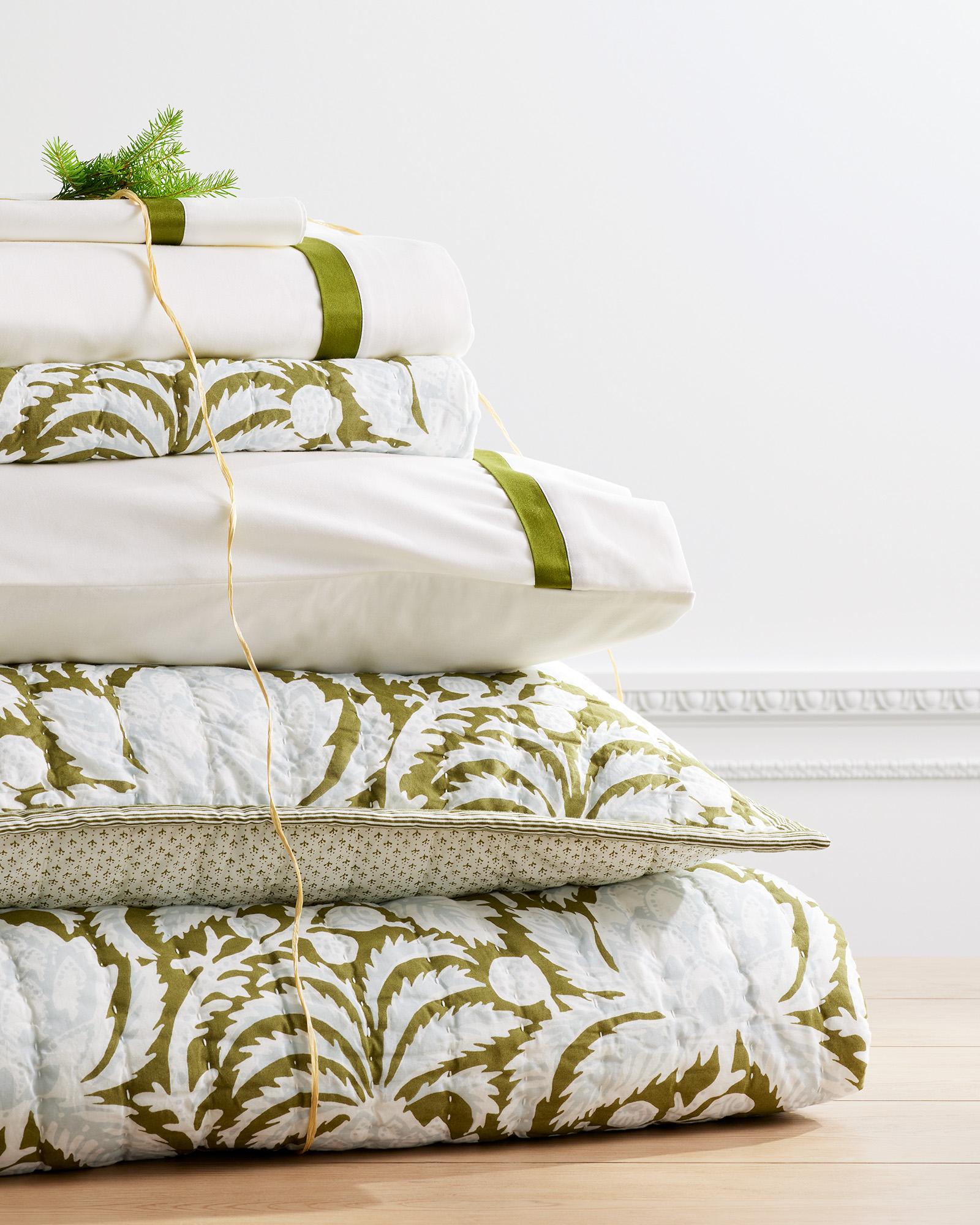 CAT_Bedding_Bundle_Artichoke_Border_Frame0249