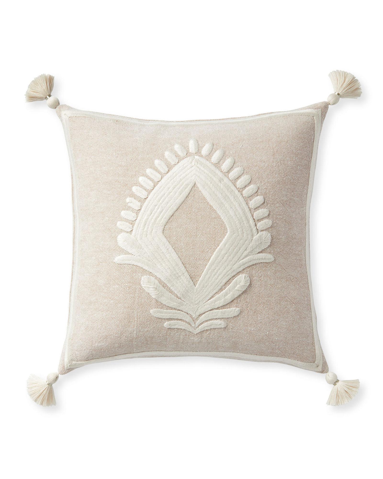 Dec_Pillow_Leighton_20x20_Doe_NK_6296_Crop_SH