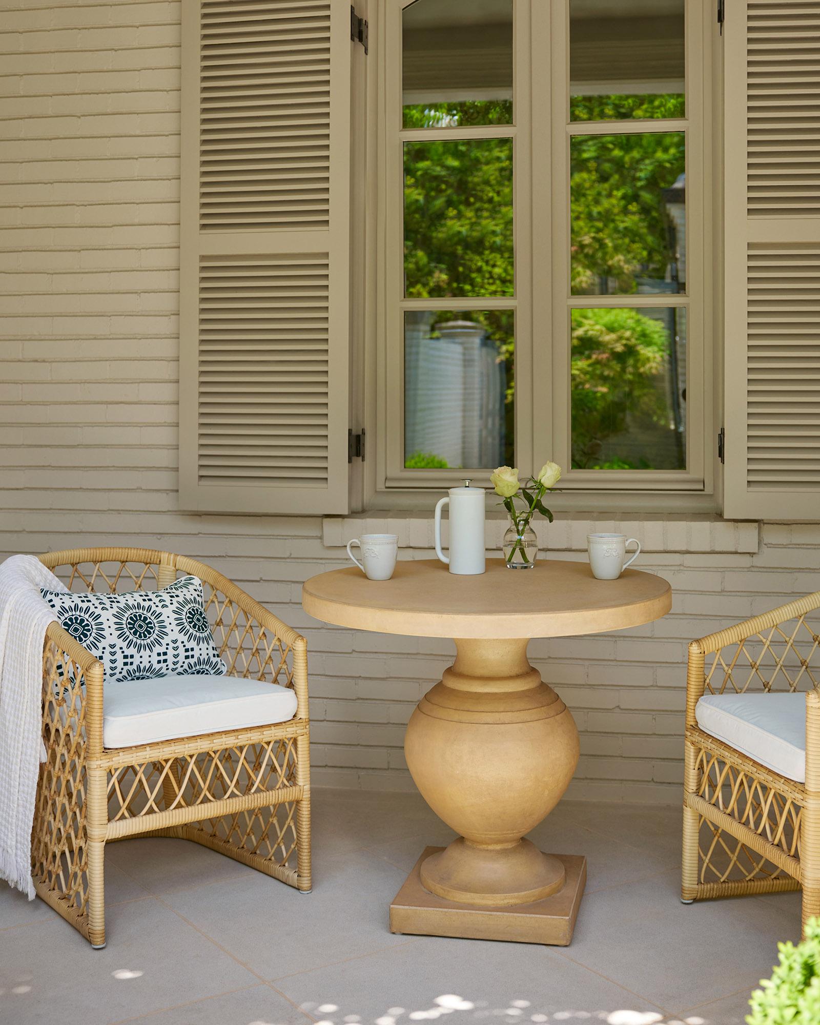 OutdoorDiningStoneRoundTerraceTablebrandx0373_CV1