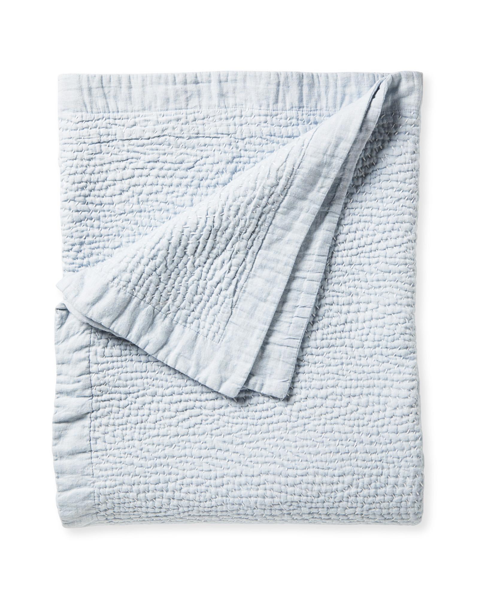 Quilt_Almonte_Blue_Chambray_White_Fold_MV_0316_Crop_SH