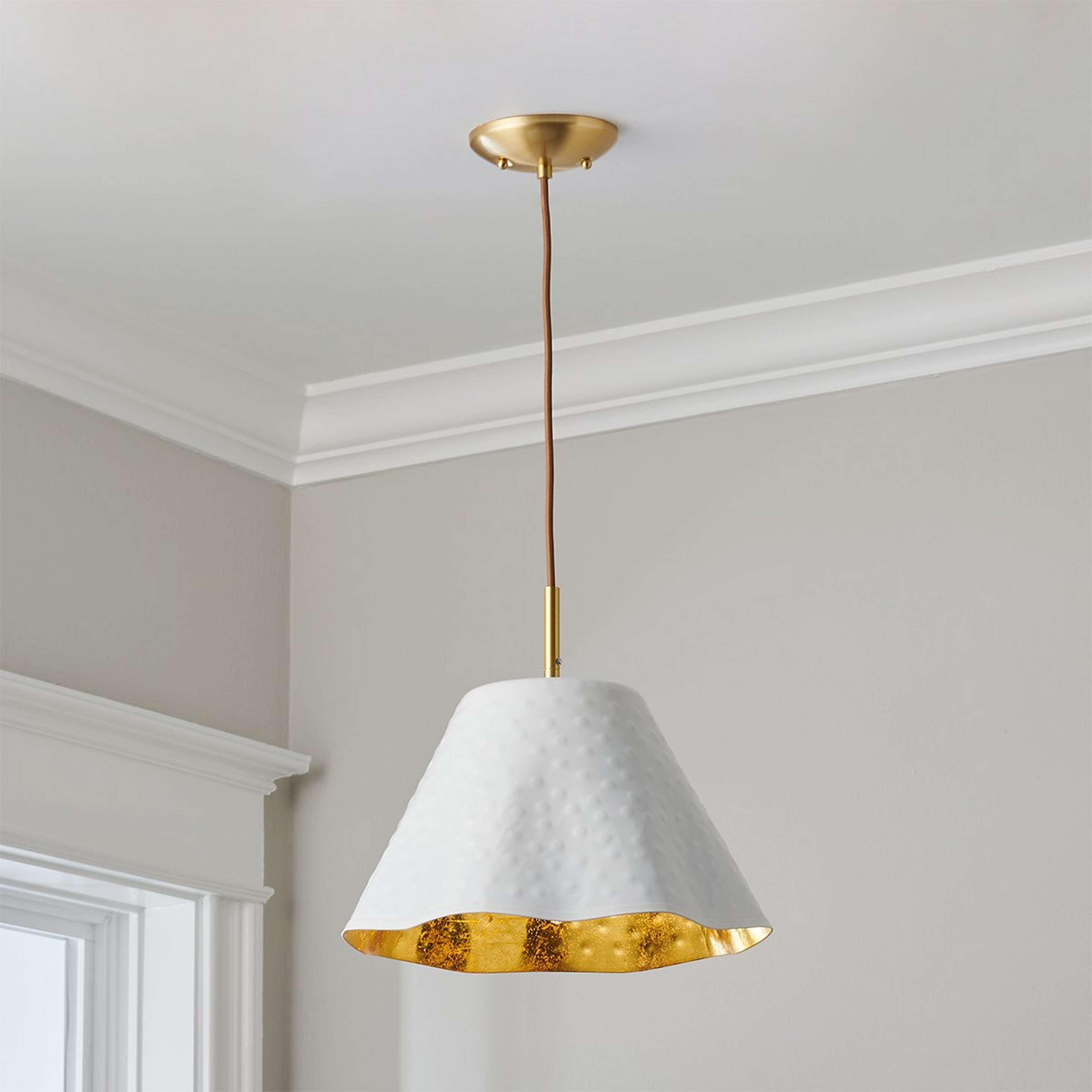 A Ruffled Edge Hammered Metal Pendant with Brass / White / Gold color
