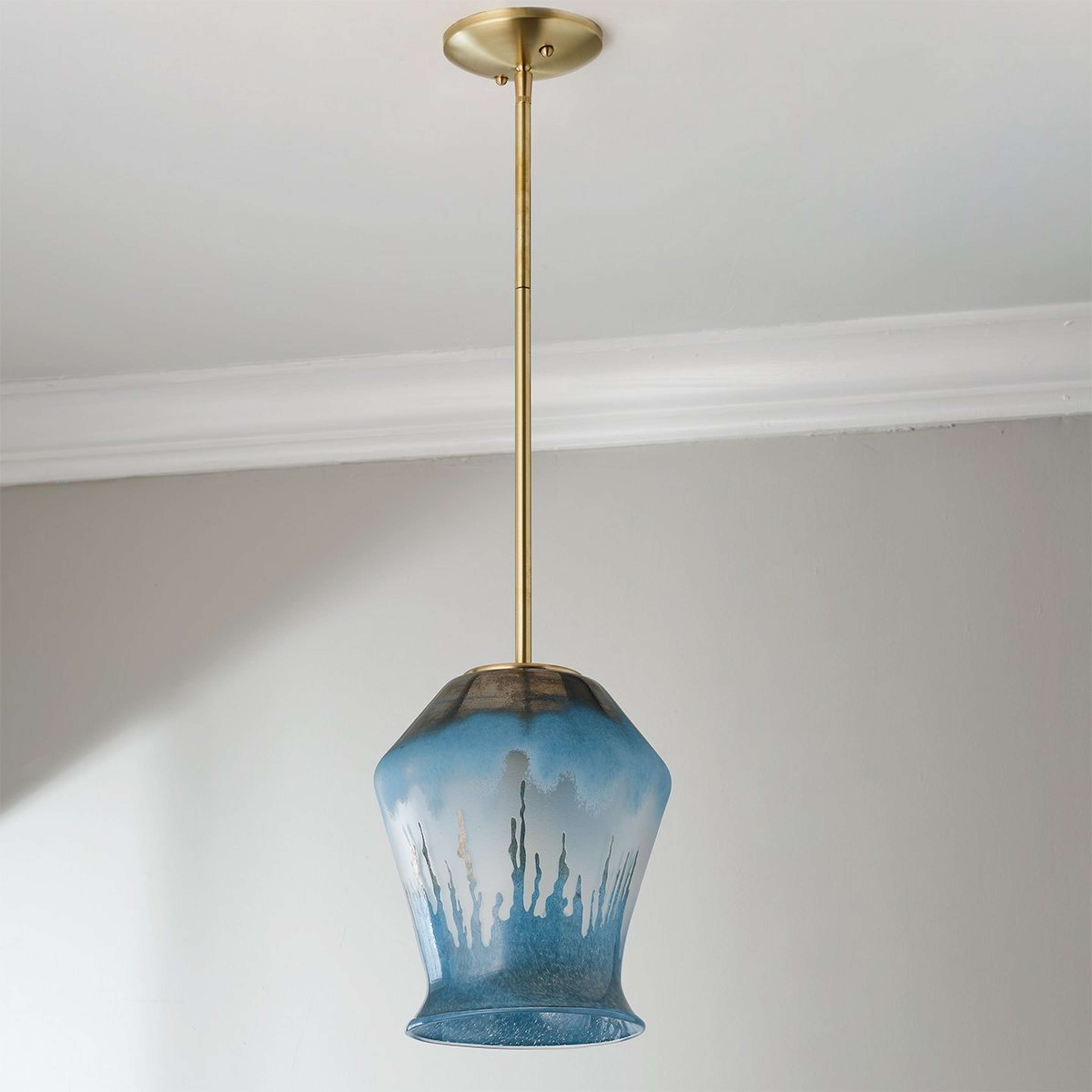 A Pelagia Pendant with Brushed Brass / Blue color
