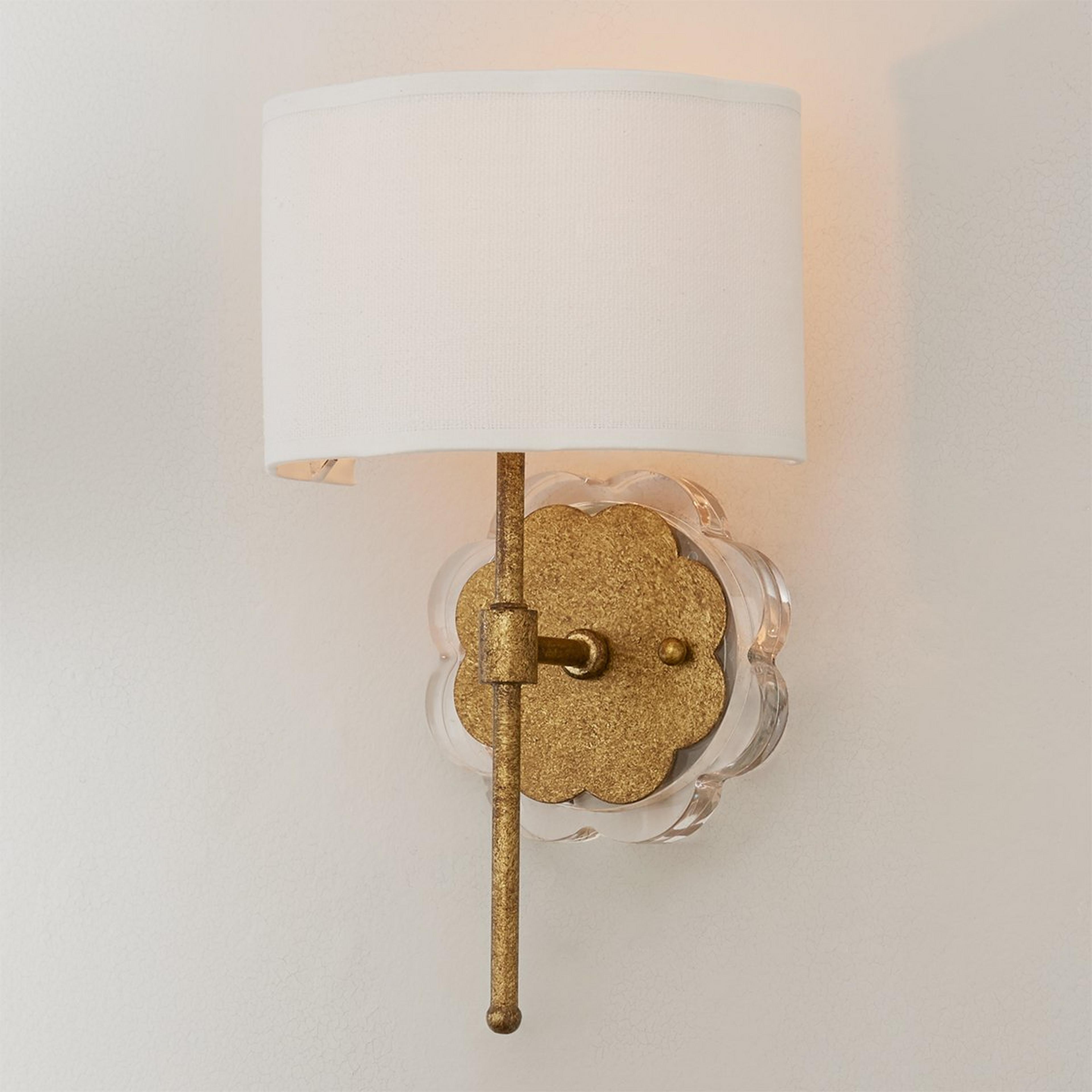 A Scalloped Daisy Shade Sconce with Antique Gold color