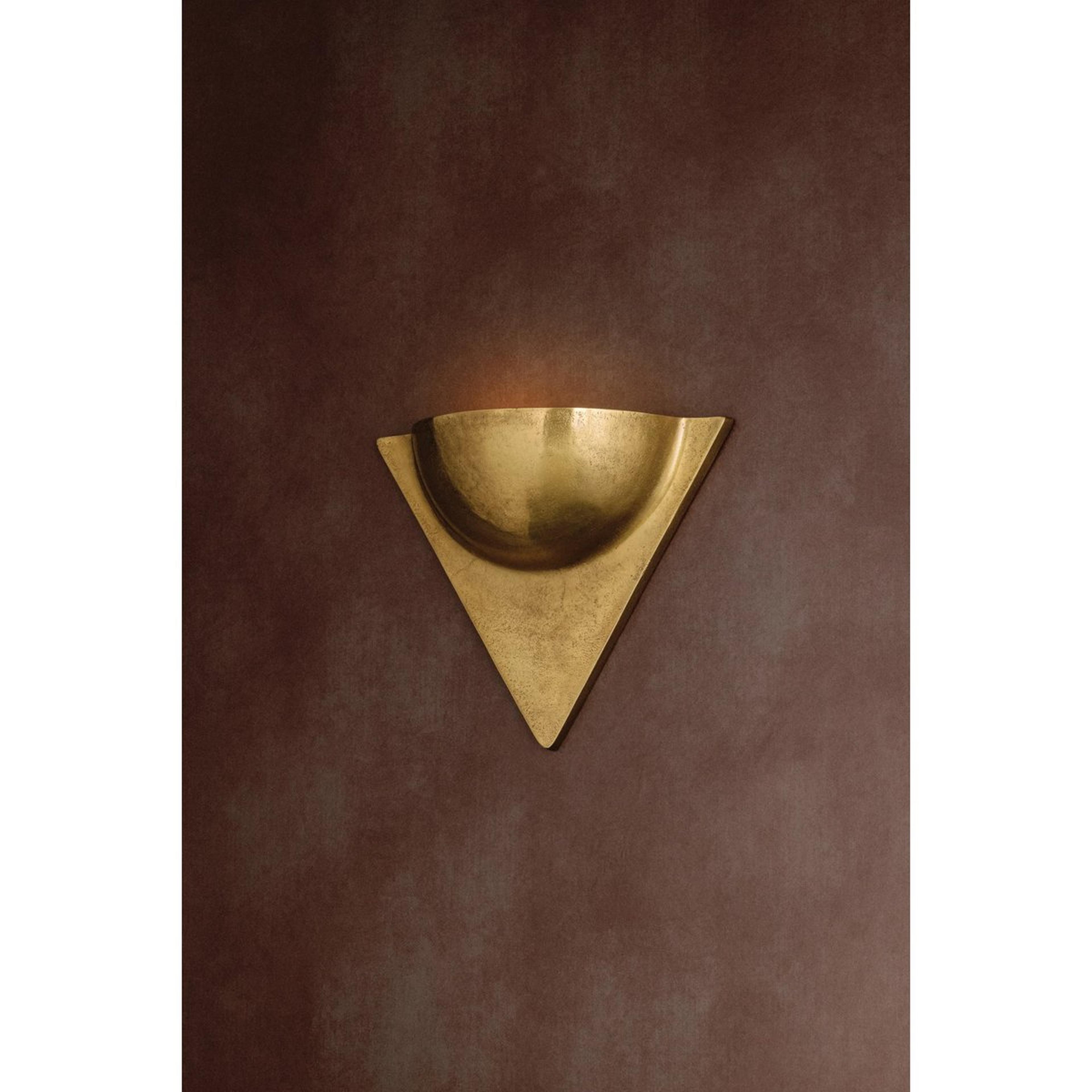 A Umber Sconce with Brass color