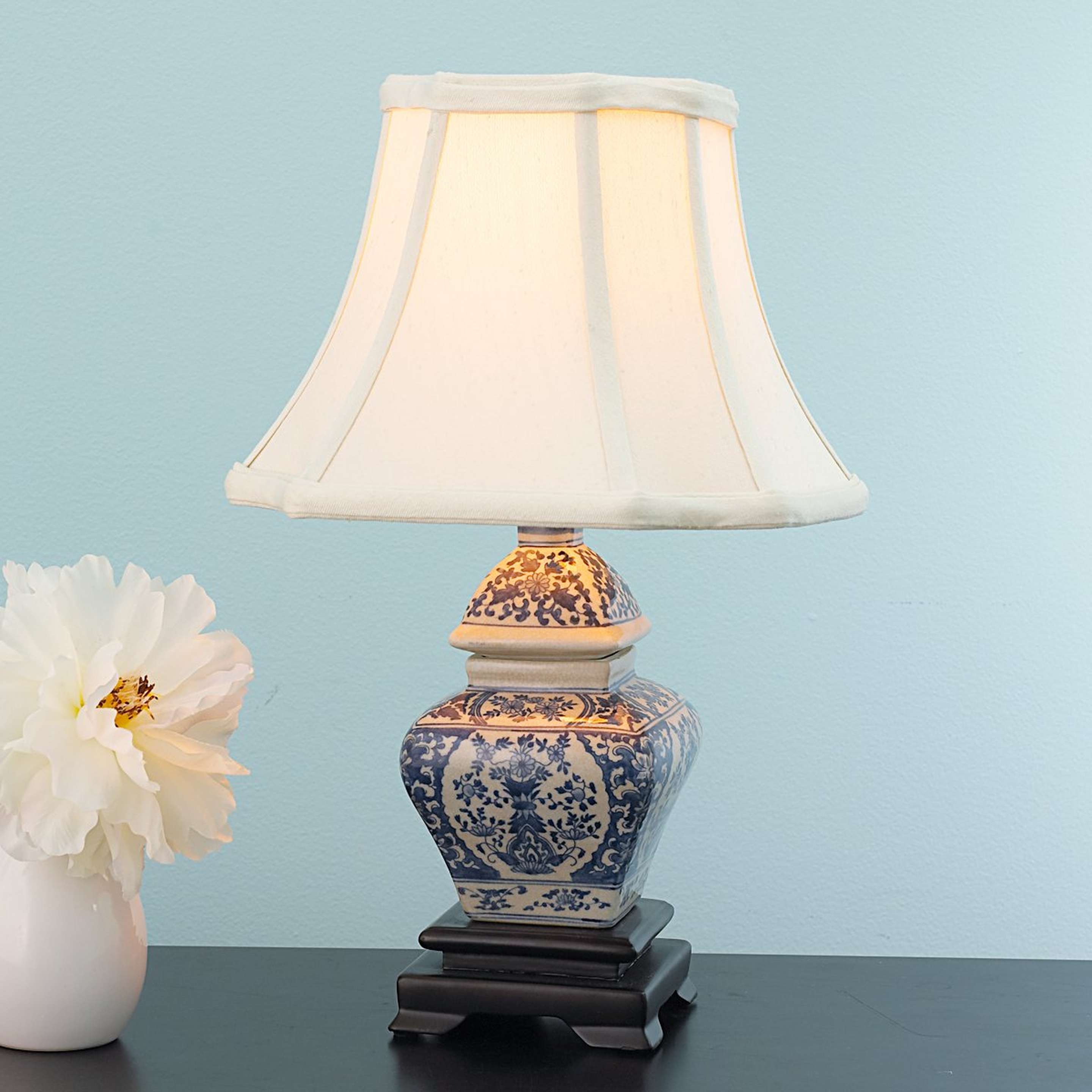 A Blue and White Traditional Mini Table Lamp with Blue & White color