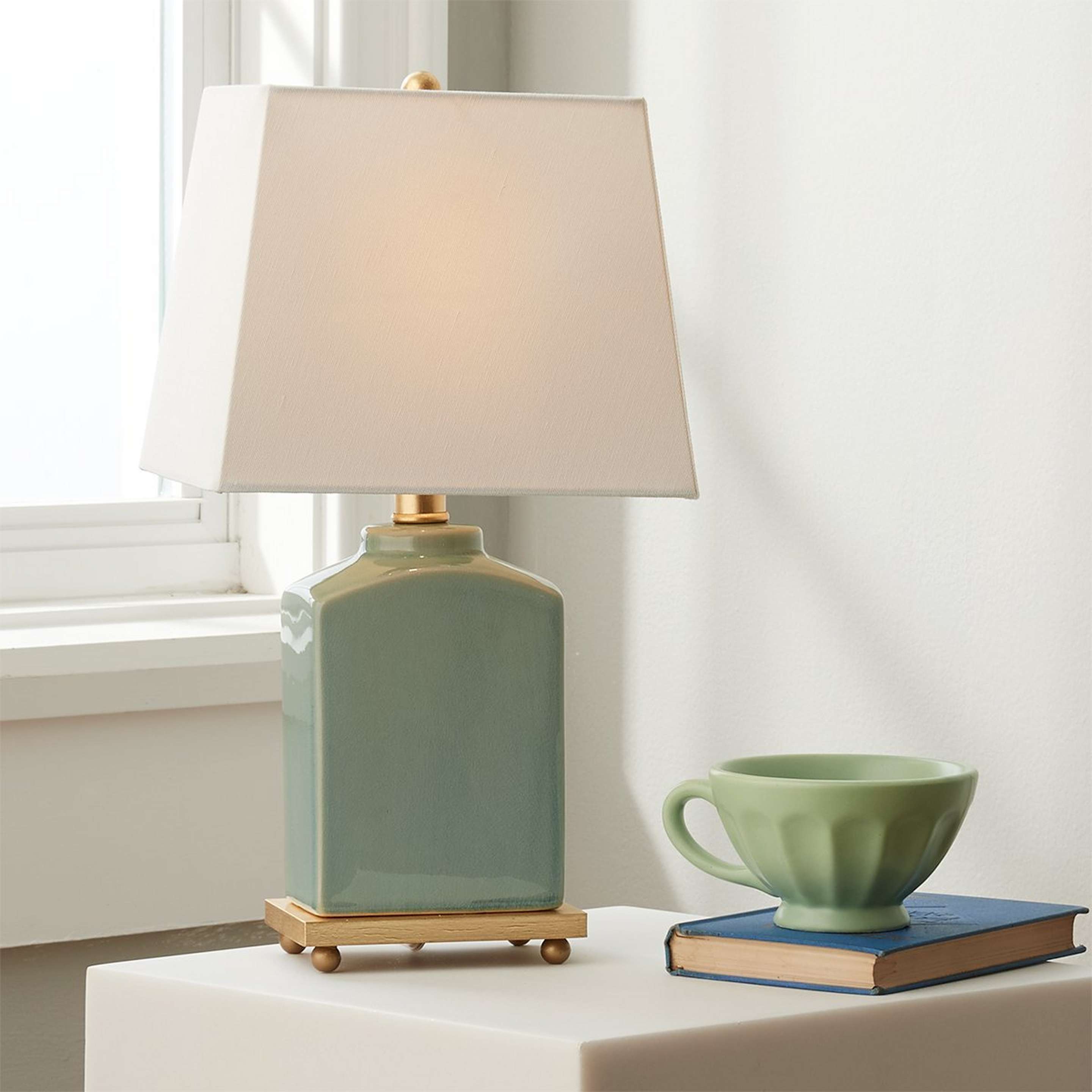 A Casual Chic Table Lamp with Green / Aged Brass color