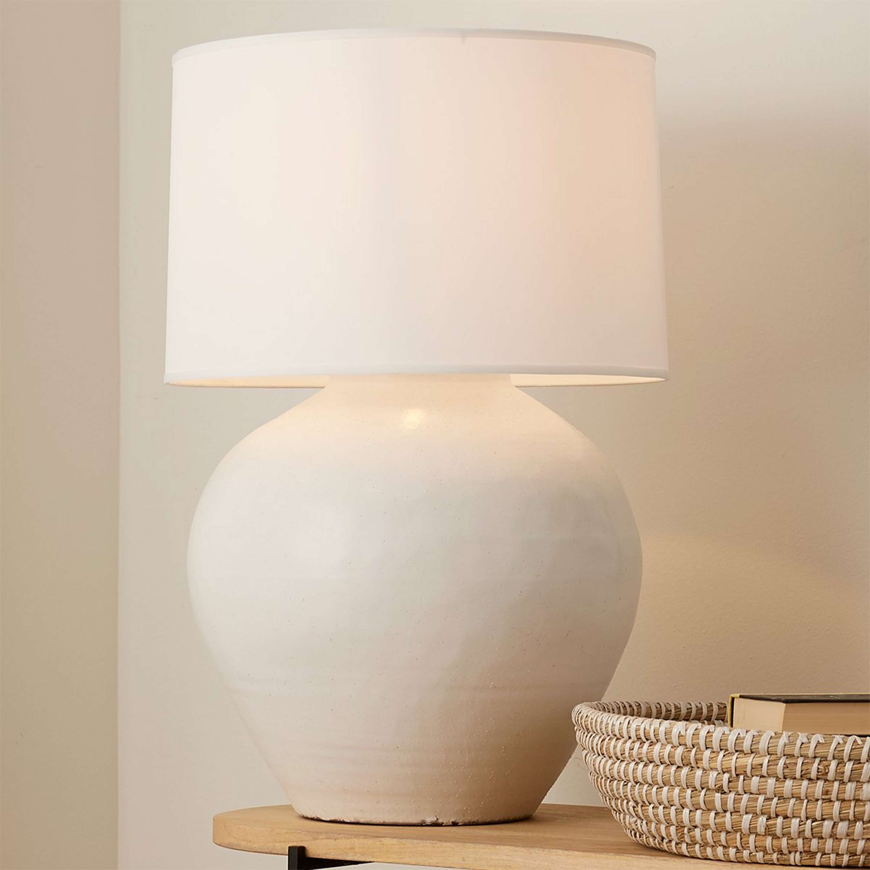 A Rustic Glaze Table Lamp with White / Brass color