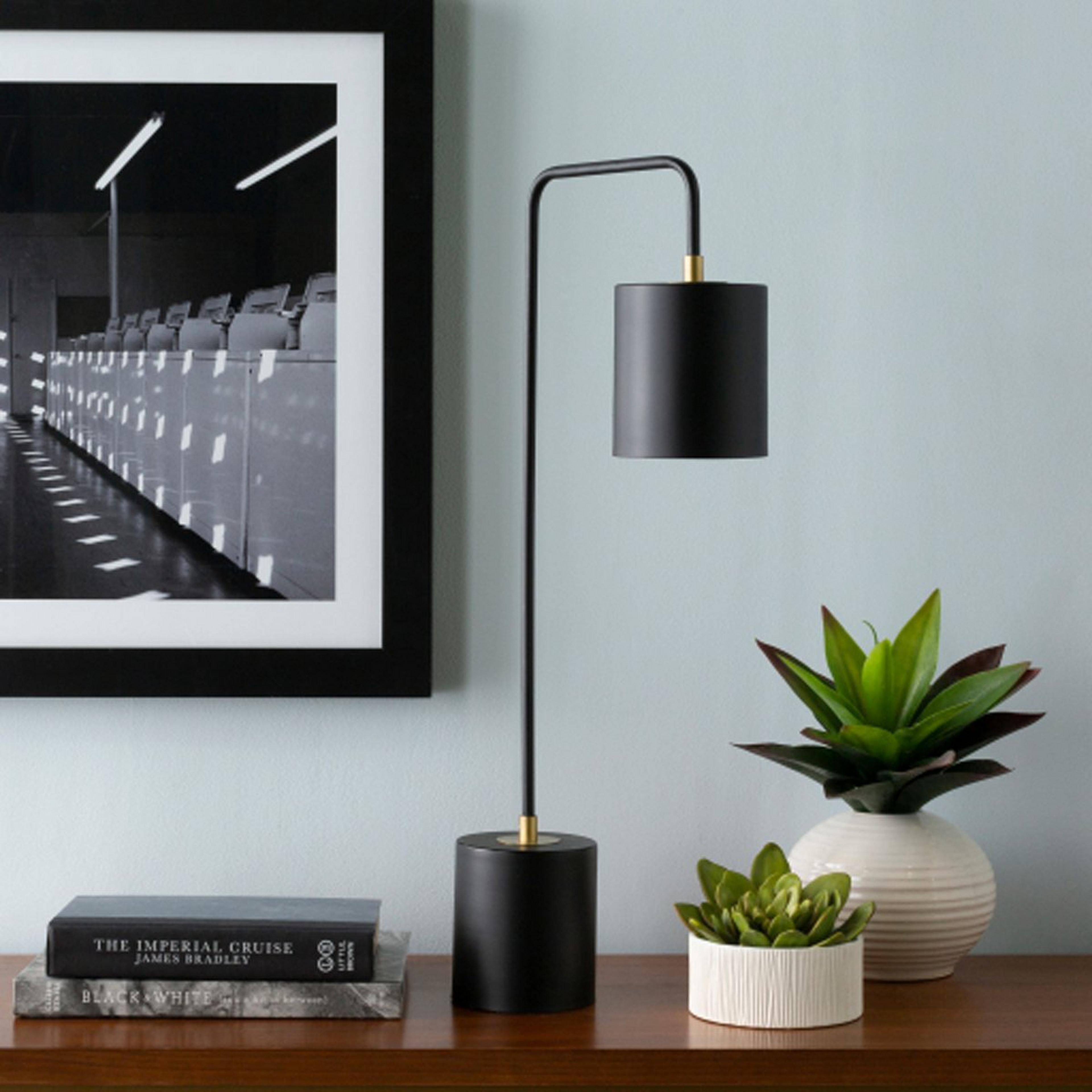 A Henrick Table Lamp with Black color