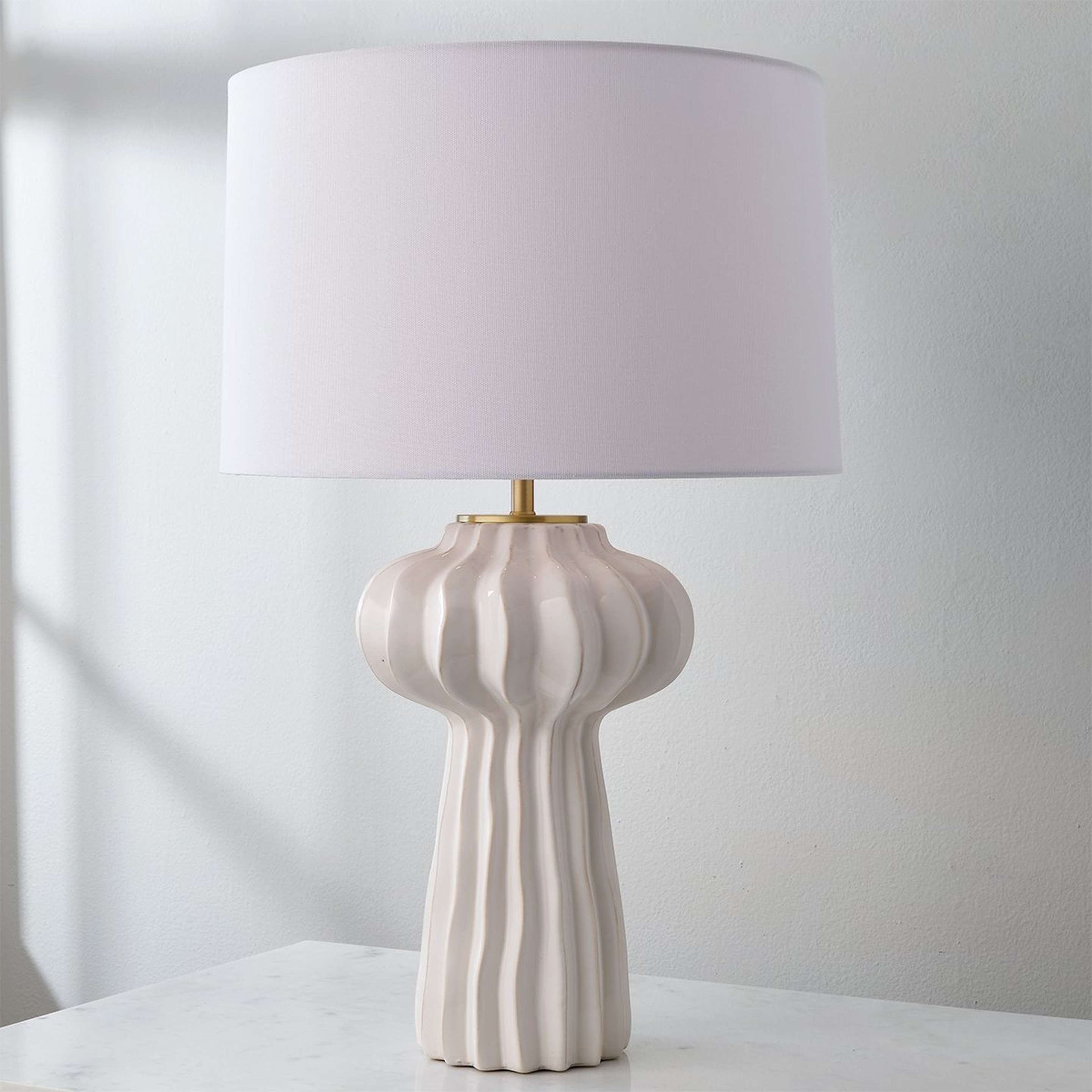 A Brynn Table Lamp with Off-White / Antique Brass / White Linen color