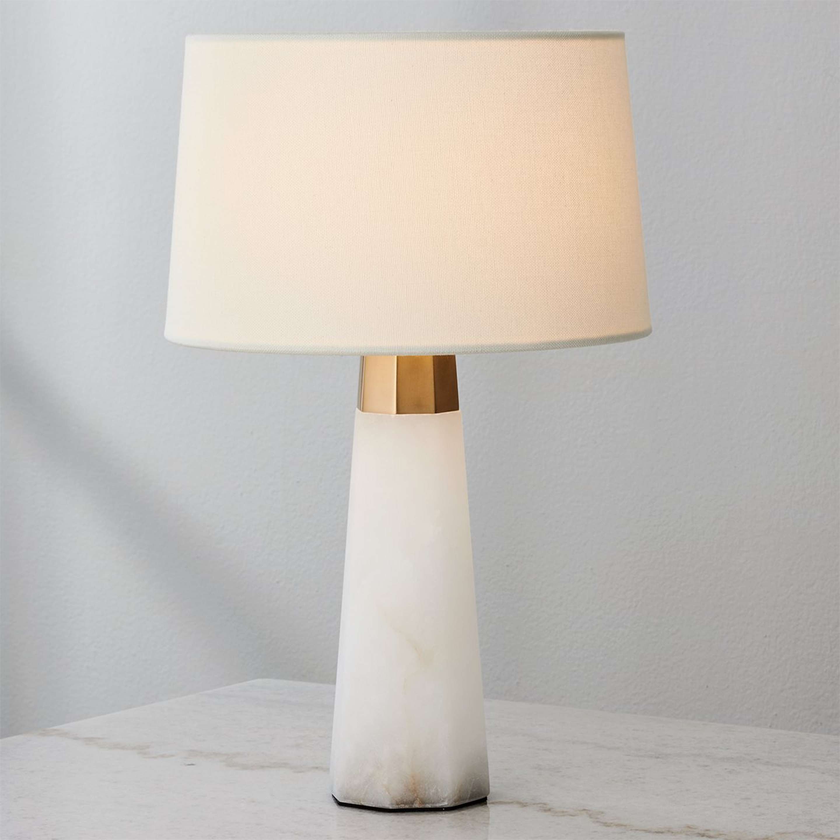 A Hedley Cordless LED Table Lamp - Alabaster with Aged Brass / Natural Alabaster / White Linen color