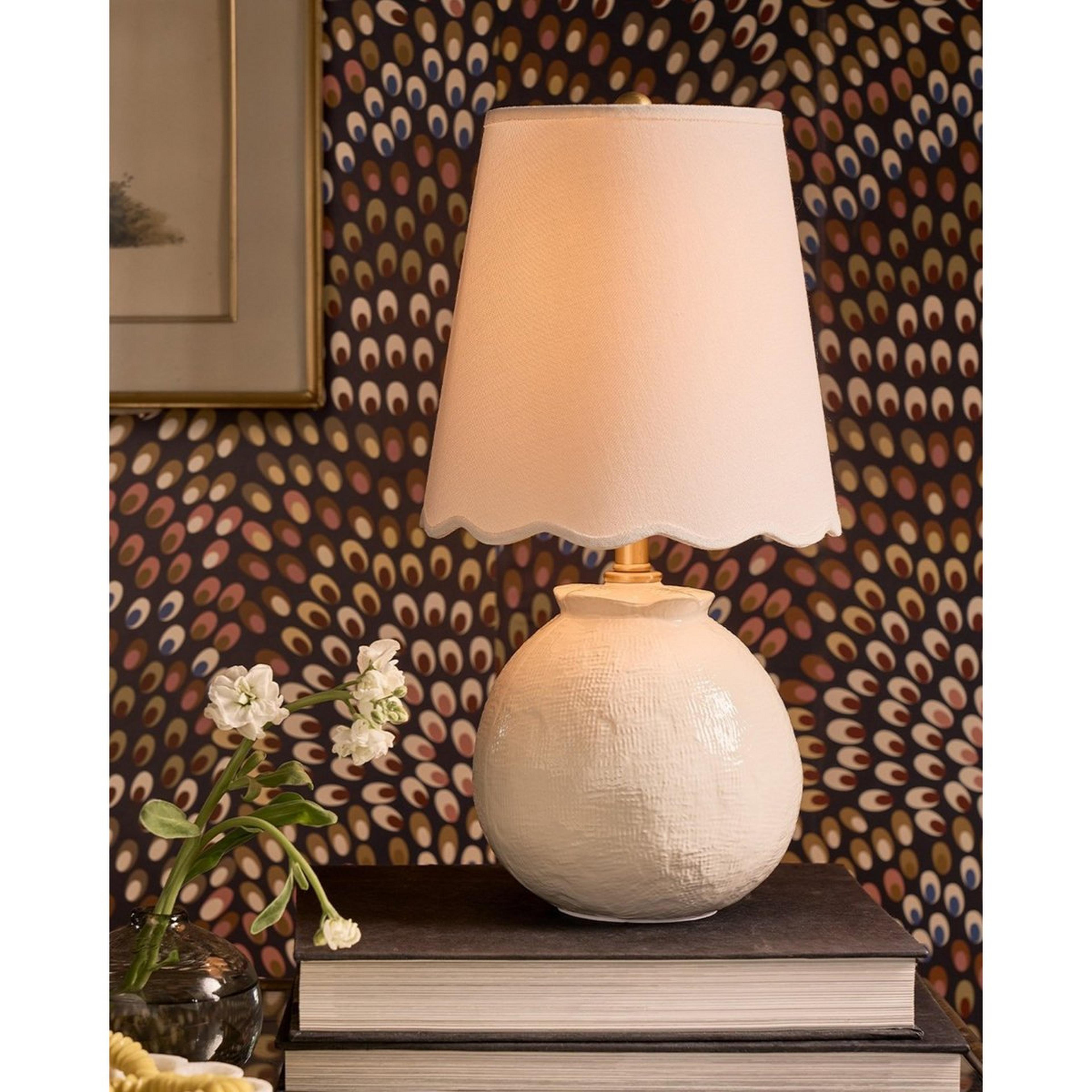 A Yuan Table Lamp with Ivory / White / Brass color