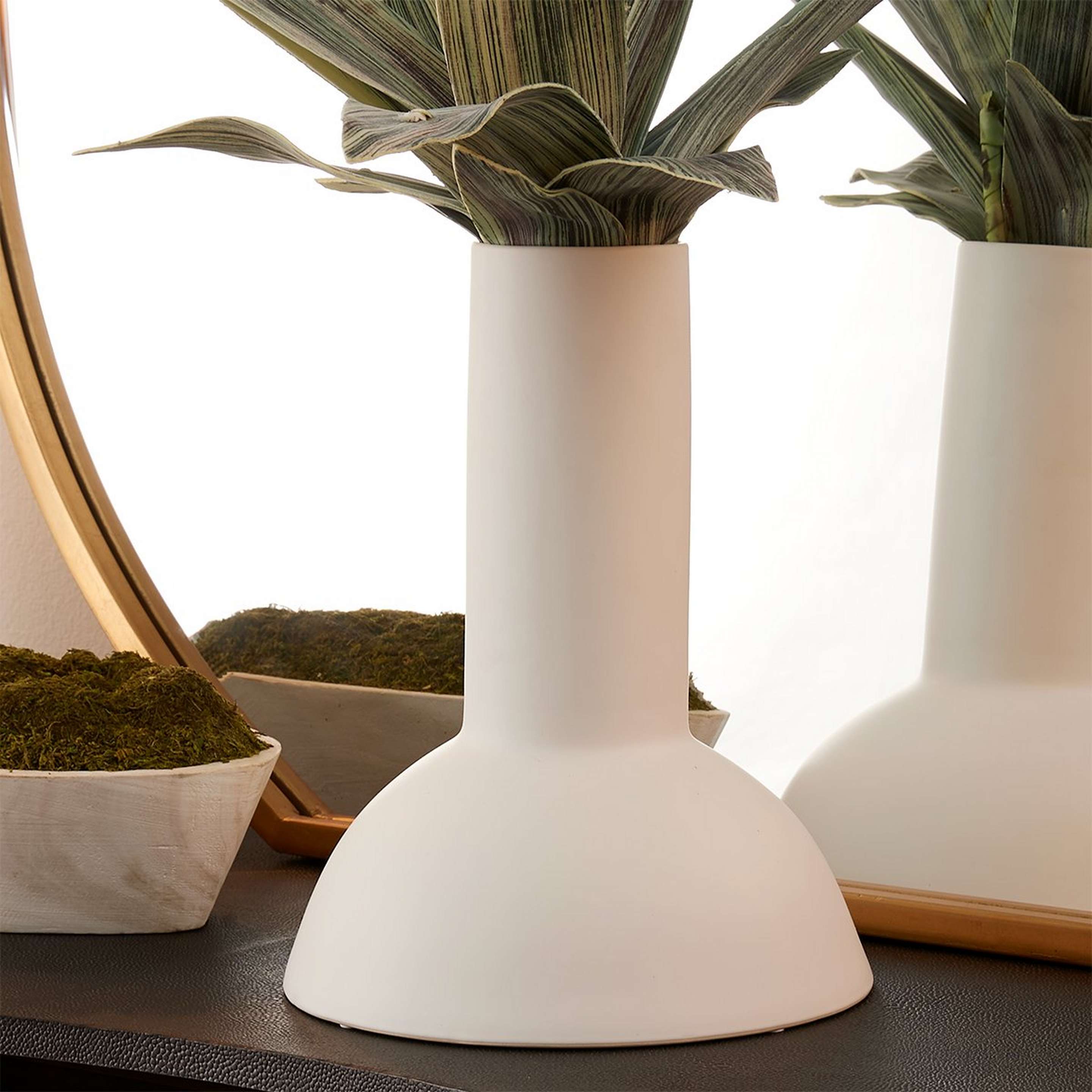 A Tara Vase with White color