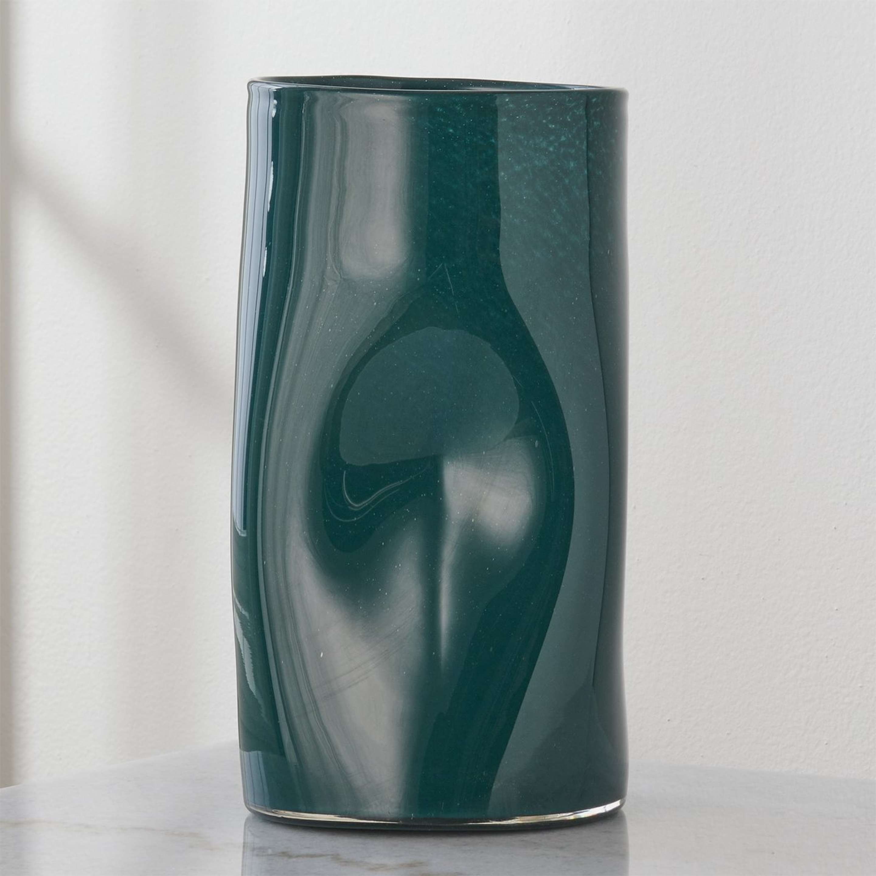 A Beryl Vase with Teal color