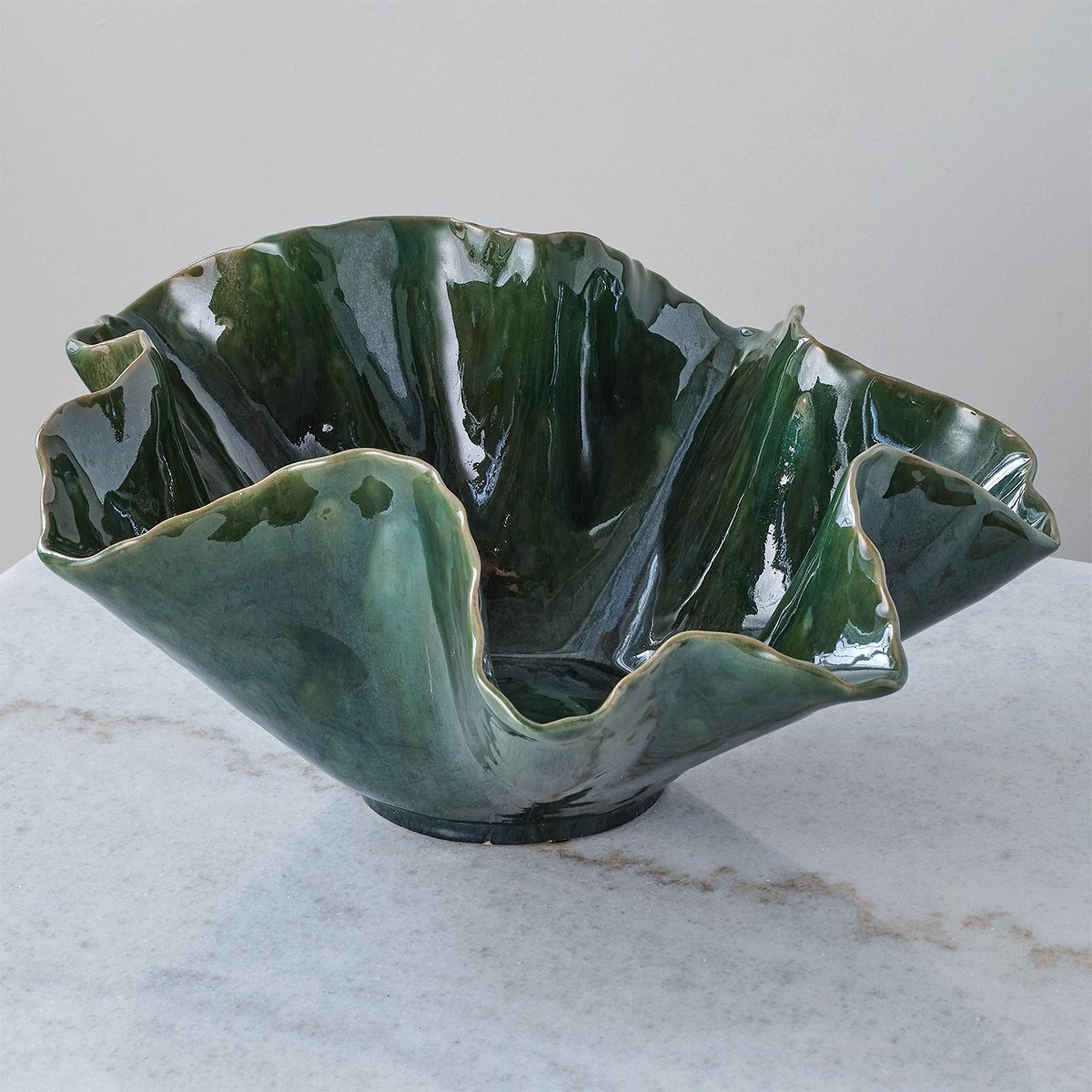 A Mottled Ruffle Bowl with Green color