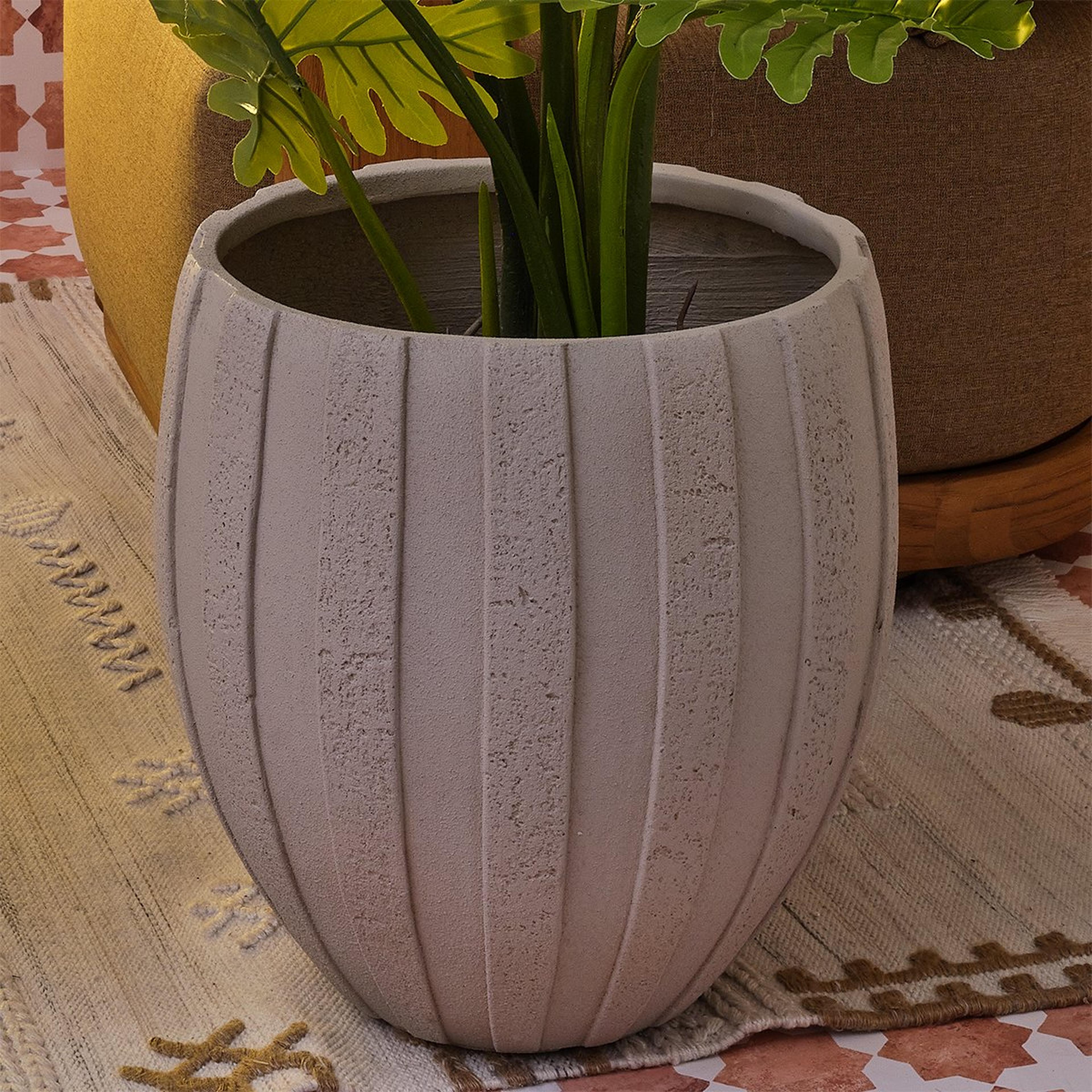 A Rough Ridge Planter with Bone color